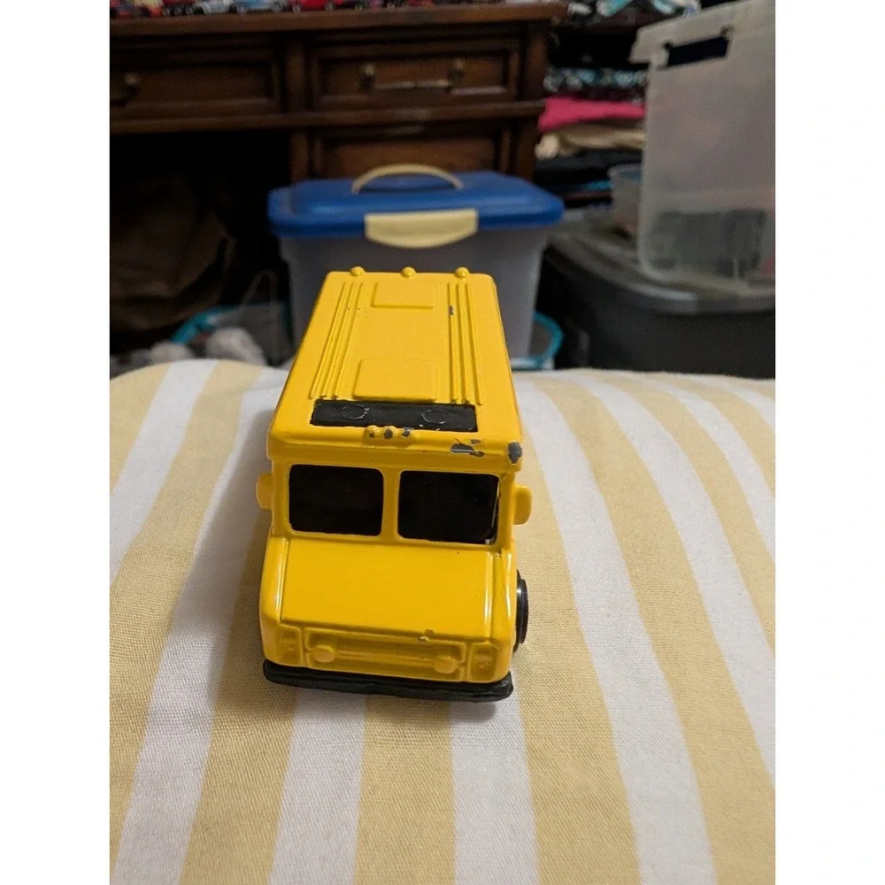 Vintage Maisto Extreme Vertical Panel Van Skateboarding Diecast Yellow 1:64